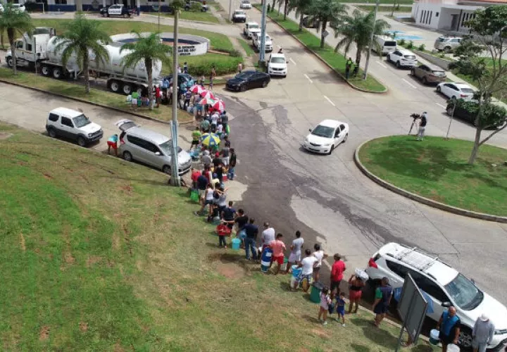 Largas filas se observaban de gente abasteciéndose de agua. Foro: Eric A. Montenegro. 