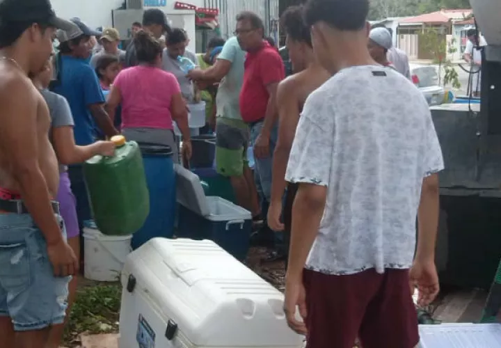 Largas filas se observaban de gente abasteciéndose de agua. Foro: Eric A. Montenegro. 