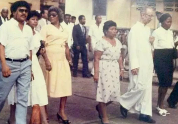 Madre y hermanos de Martiza Alabarca la recuerdan en su tumba. 