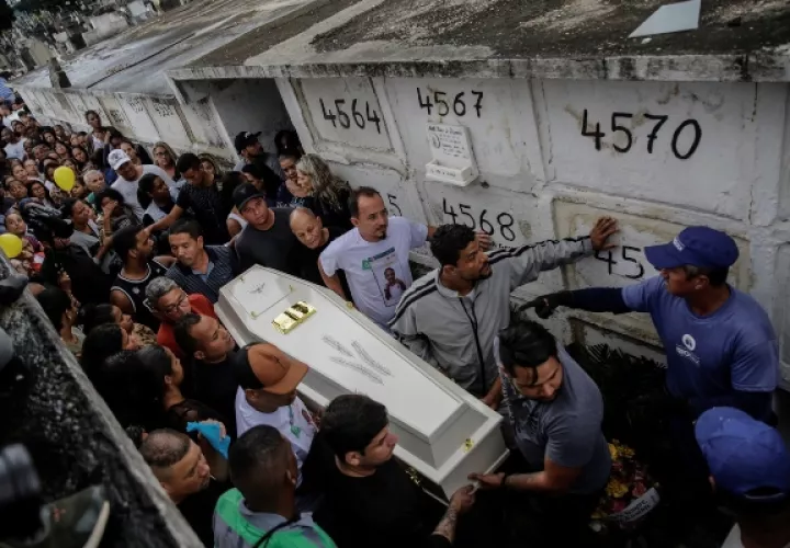 Familiares y amigos despiden a la pequeña Ágatha. FOTO/EFE