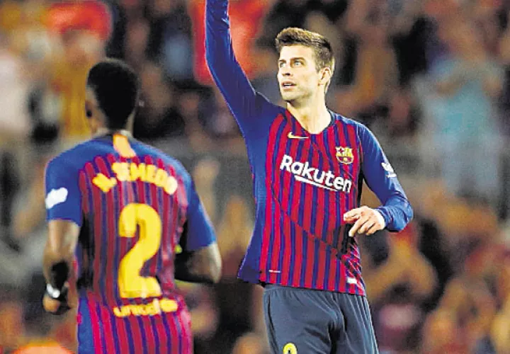 Gerard Piqué (d) celebra su gol. EFE