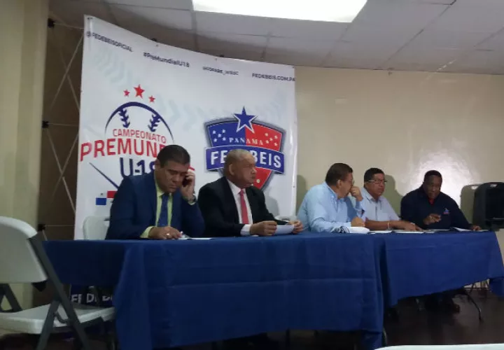 Pedro Meilán junto a Benicio Robinson en una reunión con la prensa en el estadio Rod Carew.