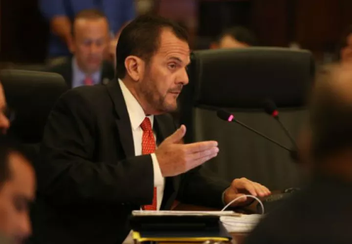 El contralor Federico Humbert fue citado por los diputados para responder sobre manejo de los  fondos públicos, entre otros temas.