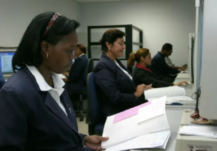 Para que un funcionario con Carrera Administrativa  sea despedido debe apegarse a la ley. Foto: Panamá América