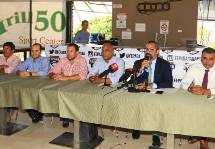 Jair Peralta (c) y su junta directiva. Anayansi Gamez