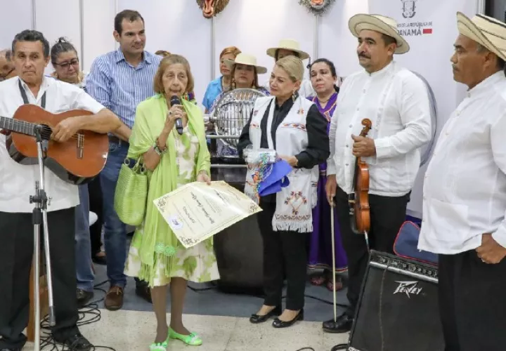 Momentos de la entrega del reconocimiento.  Cortesía