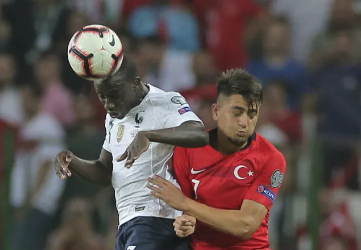 Ferland Mendy en partido con la selección de Francia. Foto AP