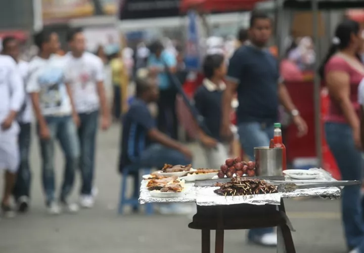 Una comida en mal estado puede traer serias consecuencias a su salud en pleno desfile patrio. /Foto: Archivo