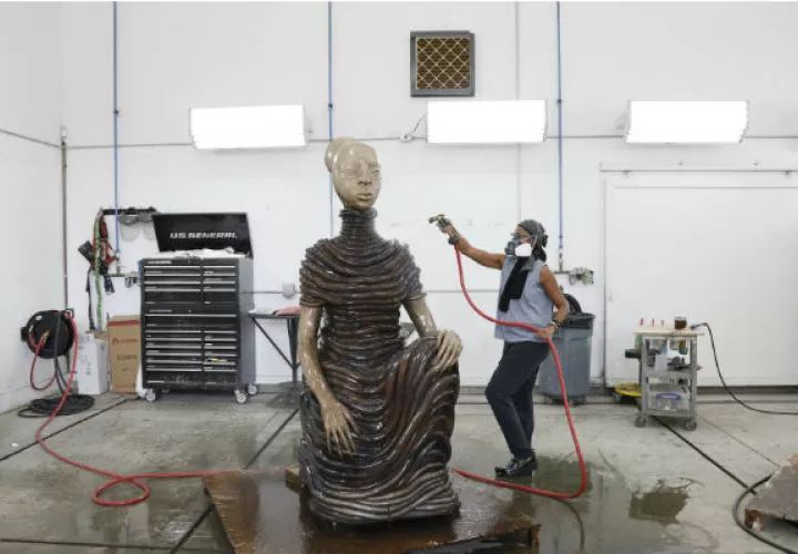 Wangechi Mutu aplica pátina a “The Seated III”, obra para la fachada del Met de Nueva York. Foto/ Wangechi Mutu, fundición Walla Walla, y galería Gladstone.