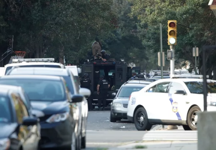Las unidades policiales de Filadelfia responden a un  tiroteo activo, en el barrio de Filadelfia de Nicetown. FOTO/AP