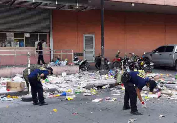 La explosión, que dejó dos muertos y decenas de civiles heridos, fue detonada por presuntos militantes vinculados al llamado Estado Islámico. FOTO/AP 