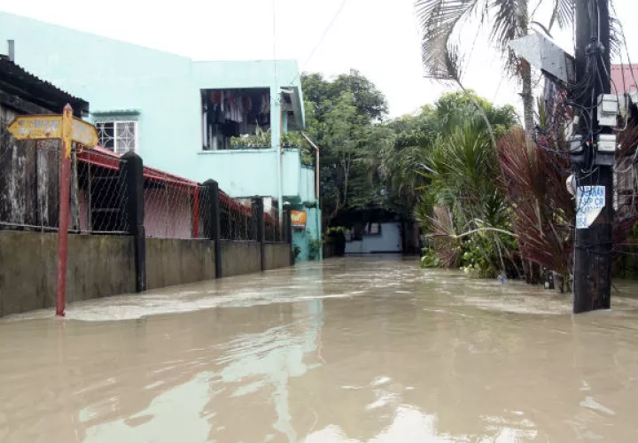 Una comunidad inundada en la ciudad de Bulan, provincia de Sorsogon, por el paso de la tormenta Usman en Filipinas. EFE/EPA