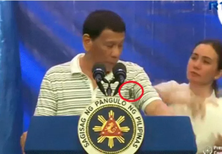 Una de sus asistentes se acercó rápidamente al mandatario filipino con la intención de espantar al insecto, que se hizo más visible al bajar unos centímetros hacia el pecho del político quien en ese momento llevaba un vestido de color claro.