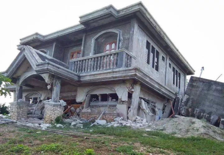 Una casa afectada por el sismo en Itbayat, Filipinas. Foto: EFE: