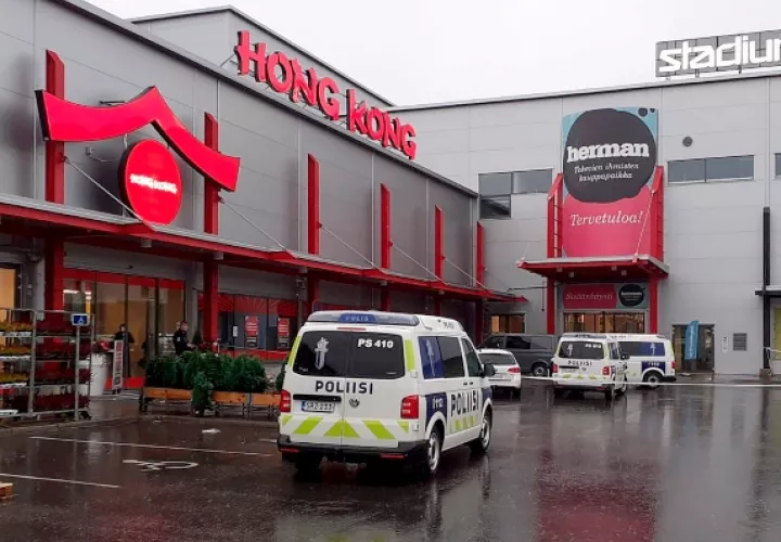 Medios locales afirman que el agresor trató de escapar por los pasillos del centro comercial armado con la espada y se enfrentó a varios agentes de policía, quienes le dispararon dos tiros antes de proceder a su detención. FOTO/AP