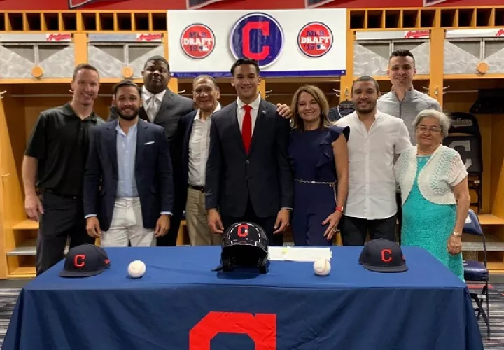 Daniel Espino junto a su familia.