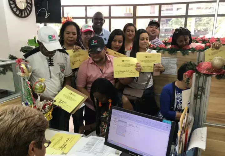 Ricardo Martinelli entrega más firmas ante el Tribunal Electoral. 