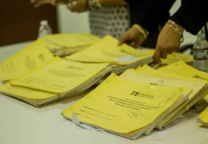 Detectan firmas de fallecidos y recién nacidos en libros de firmas de todos los precandidatos a libre postulación. Foto: Panamá América.