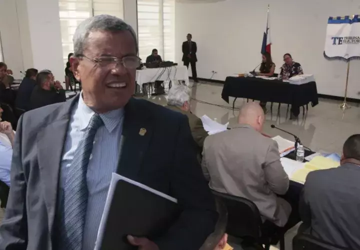 El fiscal electoral, Eduardo Peñaloza, desestimó los argumentos de los impugnantes. A la derecha, la carta de Ricardo Martinelli, quien no asistió a la audiencia.