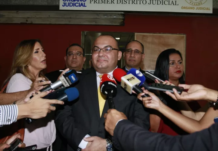 Julio Domínguez, fiscal del Ministerio Público, quien fue el encargado de dirigirse a los medios. Foto de Edward Santos