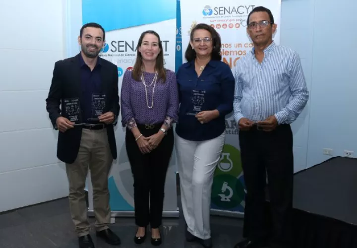 Dos de los homenajeados.  Senacyt