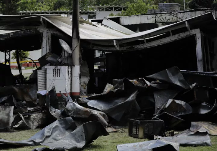 Las llamas consumieron por completo un alojamiento del llamado 'Ninho do Urubu', el centro de entrenamiento del Flamengo. Foto:AP