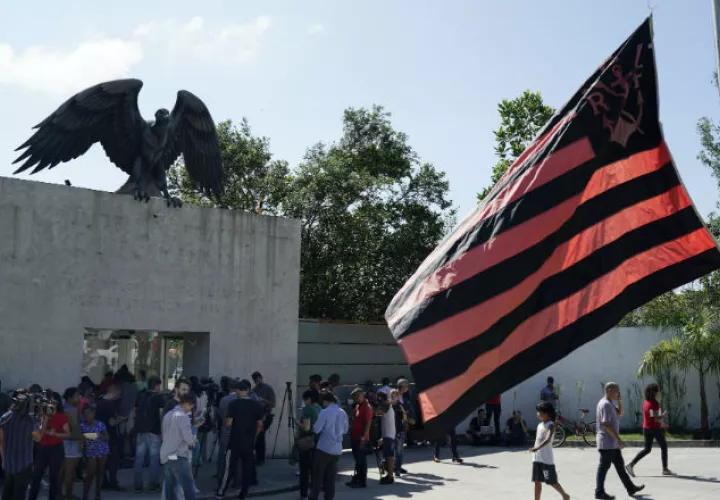 La bandera del flamengo a media asta en señal de luto. Foto:AP