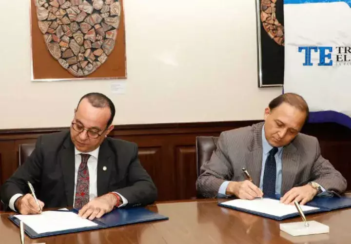 El rector de la UP, Eduardo Flores y el magistrado presidente del TE, Heriberto Araúz, firman convenio para el primer debate presidencial televisado. Foto: @tepanama