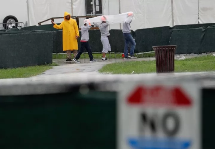 Los manifestantes sostienen un muñeco inflable parecido al presidente Donald Trump fuera del Refugio Temporal de Homestead para Niños No Acompañados, FOTO/AP