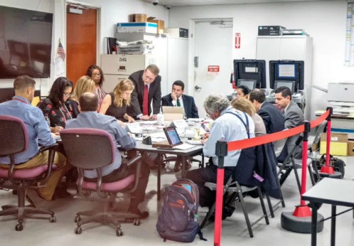 Antes del recuento manual, la diferencia entre ambos era de poco más de 12.500 votos.