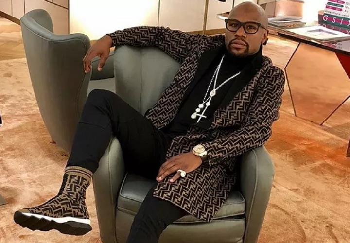 Floyd gasta millones en joyas.