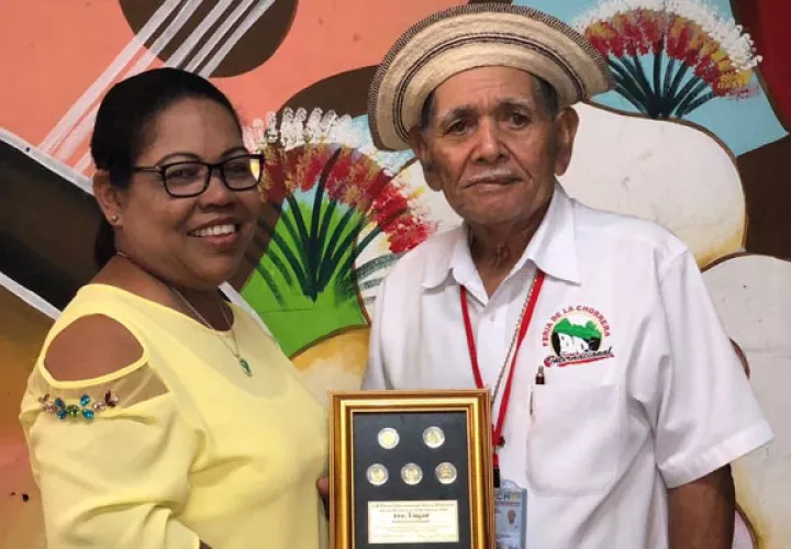 En la foto aparece con la profesora Elda de Badillo, directora provincial del MEDUCA y personal de este ministerio. Foto/Eric Montenegro