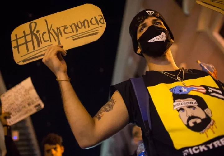 La población sigue manifestándose en las inmediaciones de La Fortaleza, exigiendo la renuncia del Gobernador Ricardo Rosselló. FOTO/AP