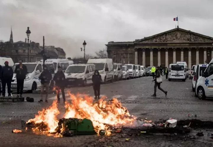 Conductores de ambulancias inician un fuego ante la Asamblea Nacional, en París, y se unen a los chalecos amarillos que están en huelga desde hace varias semanas. FOTO/EFE