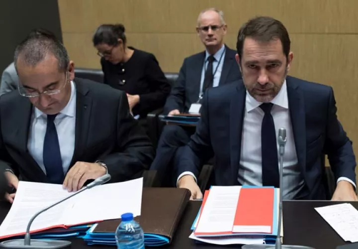  El ministro del Interior de Francia, Christophe Castaner (d), y el secretario de Estado del Interior, Laurent Nunez (i), a su llegada a una audiencia parlamentaria para investigar la actuación policial durante las protestas de los "chalecos amarillos" dos días antes, junto a los Campos Elíseos. FOTO/EFE