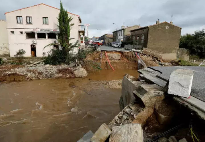 Un puente destrozado tras las inundaciones en Villegailhenc, en Francia. EFE