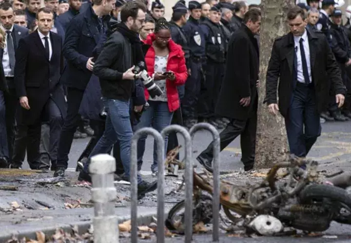  El presidente francés, Emmanuel Macron, evalúa los daños causados por la protesta de los "chalecos amarillos". FOTO/AP
