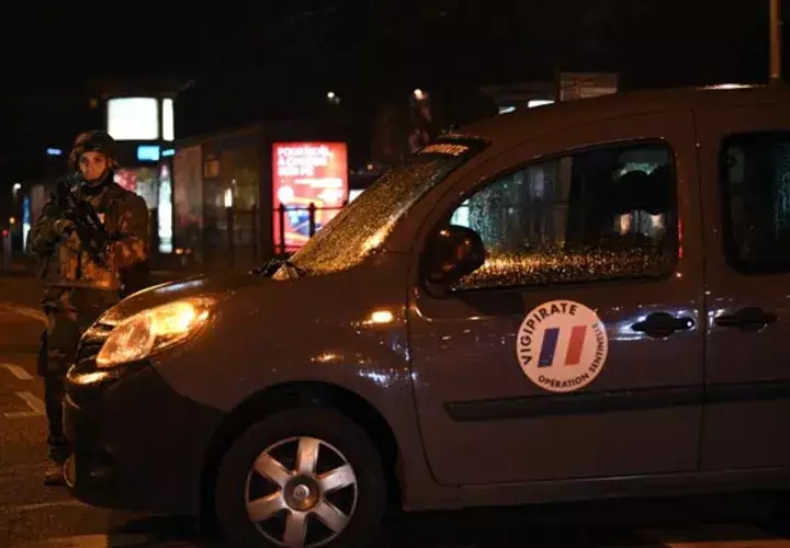 La policía mantiene varios retenes con el fin de atrapar al hombre que agredió a varias personas en un mercado navideño. FOTO/EFE