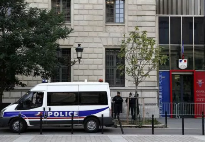 El agresor comenzó el ataque en su propio despacho, tras lo cual salió y continuó la agresión en otras dependencias de la Prefectura, ubicada junto a la catedral Notre Dame de París.
