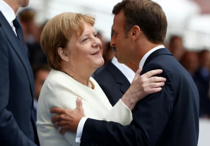 Las banderas de los 10 países que forman parte de la Iniciativa de Intervención Europea, un pacto militar creado el año pasado, encabezaron el desfile que recorrió la avenida parisina de los Campos Elíseos.