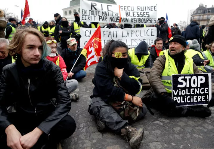 La manifestación parisina vivió altercados entre manifestantes y policía, que lanzó gases lacrimógenos y pelotas de goma, en la céntrica plaza de la República.