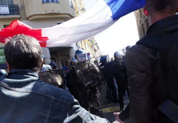 Tanto en la cabeza como en la cola del desfile, los antidisturbios fueron acompañados de furgones que circulaban a su lado. 