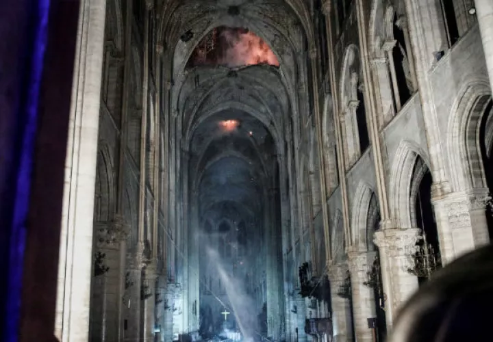 Habrá que limpiar el barrio y la catedral contaminados por el plomo que recubría la cubierta y la aguja de Viollet-le-Duc y que se fundió por las llamas que llegaron a alcanzar los 800 grados de temperatura, y de cuyo origen aún "no hay ninguna pista", señaló.