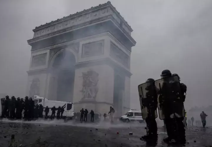 Varios integrantes del movimiento de "chalecos amarillos" consideraron por su parte que la degeneración de la manifestación constata el hartazgo popular y urgen a Macron a que cambie el rumbo de sus políticas.