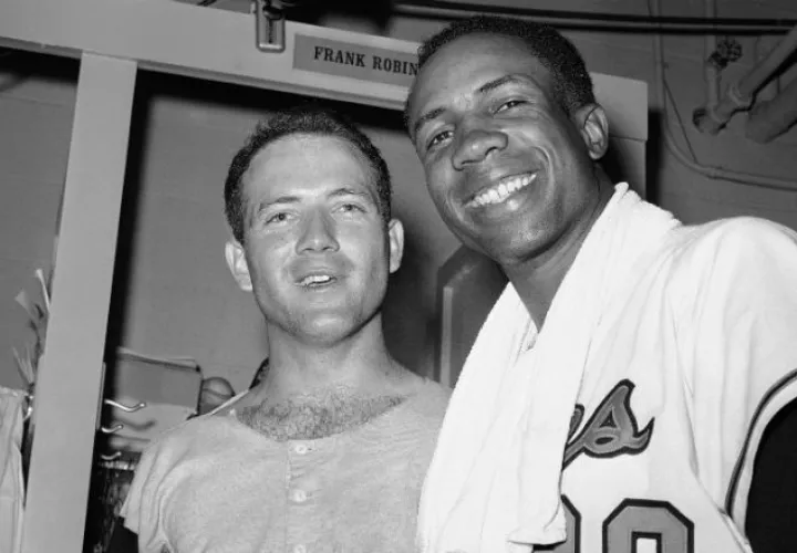 Dave McNally (izq.) y Fran Robinson con los Orioles en 1966. Foto:AP