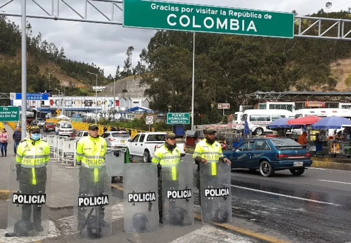 Policías colombianos montan guardia para impedir el paso de migrantes venezolanos, este martes en el Puente Internacional de Rumichaca, frontera entre Colombia y Ecuador. FOTO/EFE