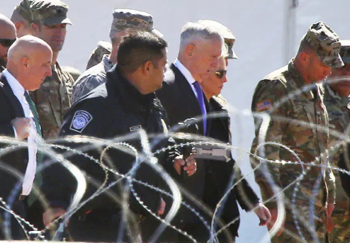 Secretario de Defensa Jim Mattis, hace un recorrido. FOTO/AP