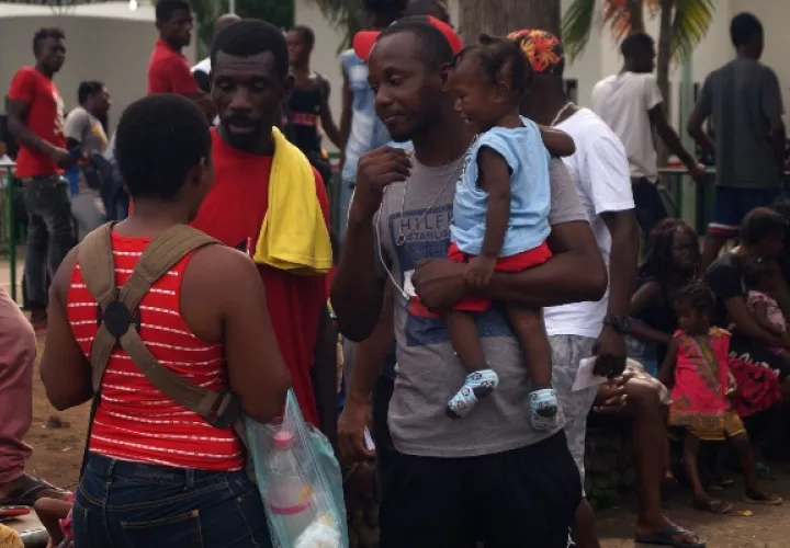 Un grupo de migrantes de diversas nacionalidades se  se encuentran en albergues en espera de tramites migratorios, este sábado en la ciudad de Tapachula en el estado de Chiapas 