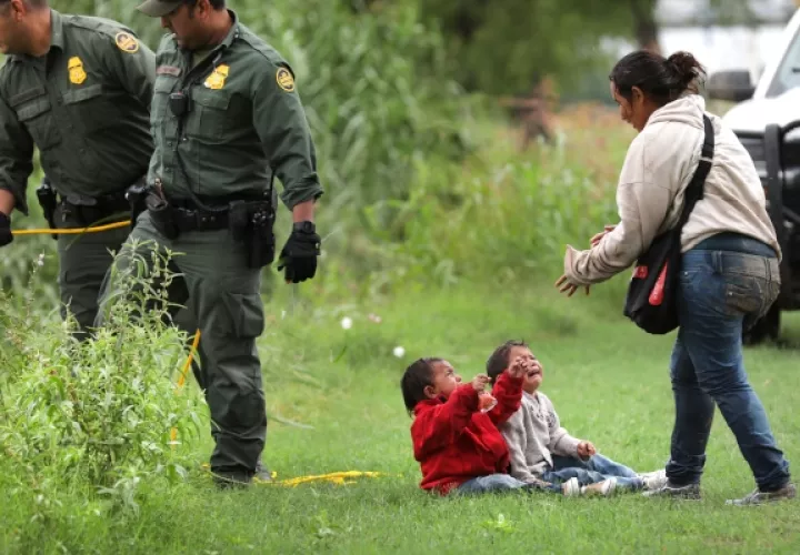 Una mujer hondureña con sus dos hijos trata de cruzar por el río Grande cerca de Eagle Pass, Texas. FOTO/AP