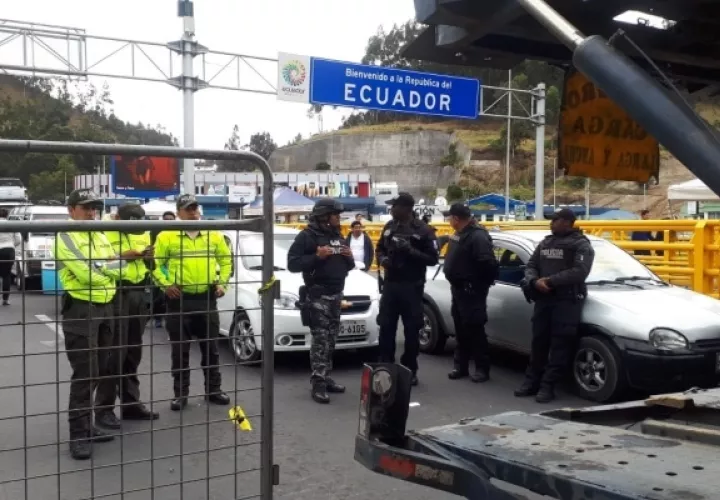 Autoridades ecuatorianas custodian este lunes el paso fronterizo del puente Rumichaca, frontera entre Ecuador y Colombia, durante una protesta de migrantes venezolanos que bloquean la vía. FOTO/EFE